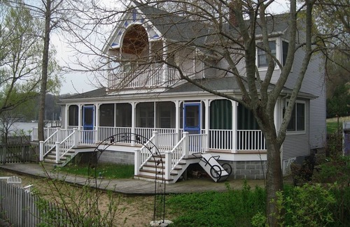 Macatawa Condominio | Macatawa Waterfront por 'Big Red' / Cottage Living para 2