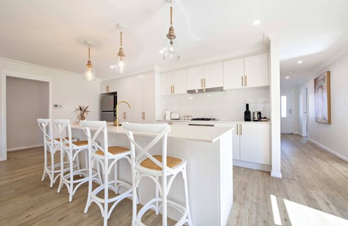 Dubbo Casa | Macintyre - Contemporary Charm, Sleeps 8