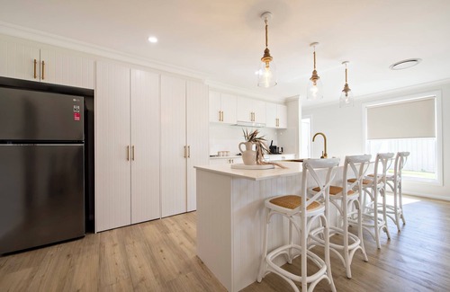 Dubbo Casa | Macintyre - Contemporary Charm, Sleeps 8