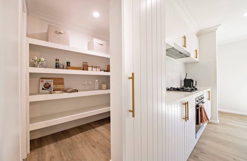 Dubbo Casa | Macintyre - Contemporary Charm, Sleeps 8