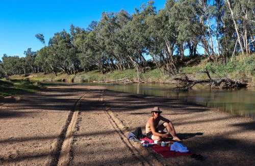 Narromine Casa | Macquarie River View by Tiny Away