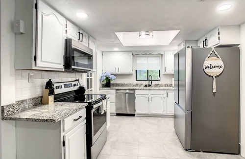 South Pinellas Community Council Casa | Mad Beach Bungalow w/ Heated Pool - 4 Mins to Madeira Beach