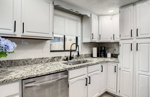 South Pinellas Community Council Casa | Mad Beach Bungalow w/ Heated Pool - 4 Mins to Madeira Beach
