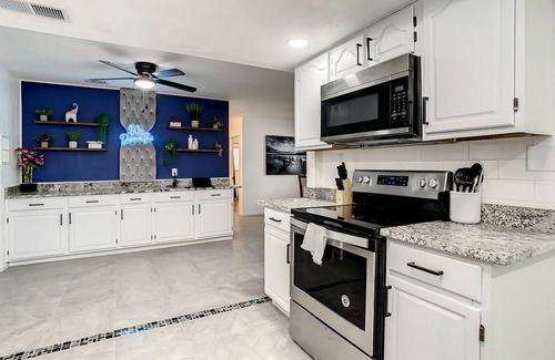 South Pinellas Community Council Casa | Mad Beach Bungalow w/ Heated Pool - 4 Mins to Madeira Beach