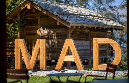 Saint-Pierre-de-Clages Hotel | MAD Retreat Hotel