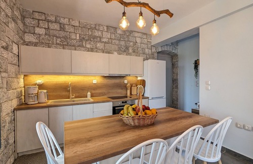 South Kynouria Apartamento | Mad Wall Apartment . A breathtaking gem in the Peloponnese!
