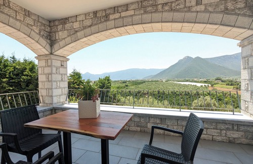 South Kynouria Apartamento | Mad Wall Apartment . A breathtaking gem in the Peloponnese!