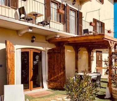 Montelupo Albese Apartamento | Madama Langa Country House con piscina nelle vigne