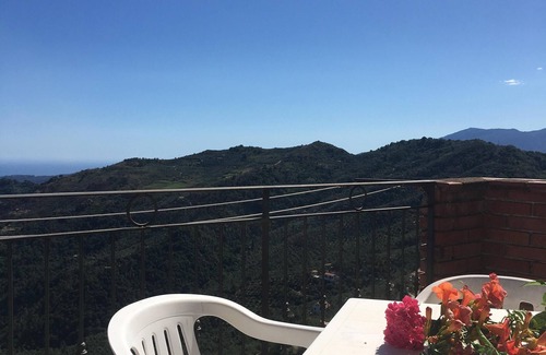 Perinaldo Apartamento | Apartamento en el Borgo delle Stelle. Amplia terraza con una vista maravillosa!