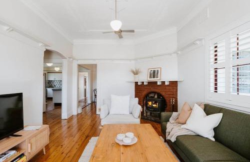 Central Mudgee Casa | Madeira Cottage - Country Comfort with Pool and Spa