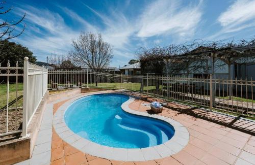 Central Mudgee Casa | Madeira Cottage - Country Comfort with Pool and Spa