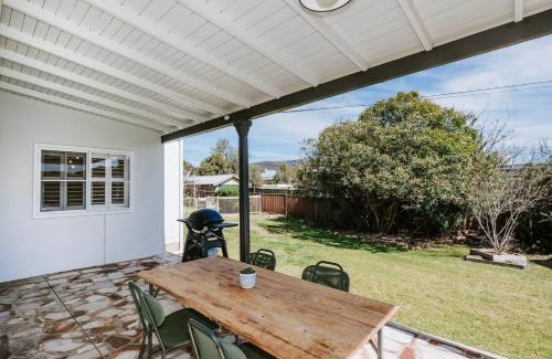 Central Mudgee Casa | Madeira Cottage - Country Comfort with Pool and Spa