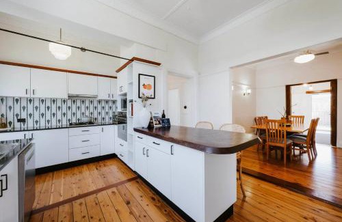 Central Mudgee Casa | Madeira Cottage - Country Comfort with Pool and Spa