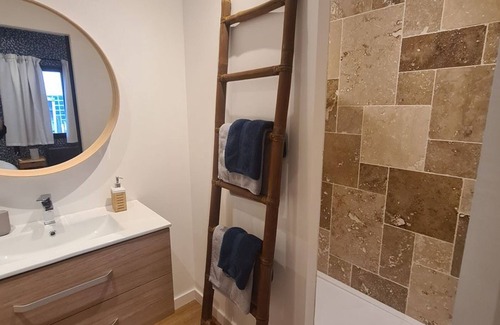 La Ferte-Saint-Aubin Cama Y Desayuno | Habitación "Madeleine" con 2 camas individuales y mesa de invitados