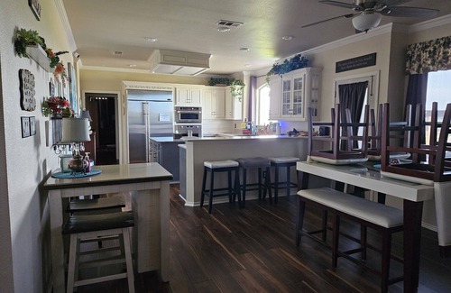 Pilot Point Cama Y Desayuno | Madewell Manor- Welcome home to Horse country USA!