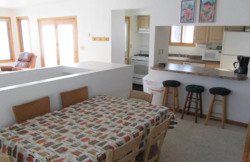 Stoughton Cabaña | Madison 3 BR Cottage en 3.000 acres lago. Kayaks y Pontón