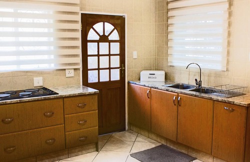 Alberton Casa | Madison House - Una espaciosa casa de 4 habitaciones con piscina y área de braai.