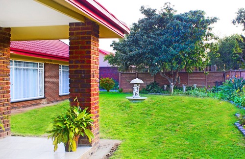 Alberton Casa | Madison House - Una espaciosa casa de 4 habitaciones con piscina y área de braai.