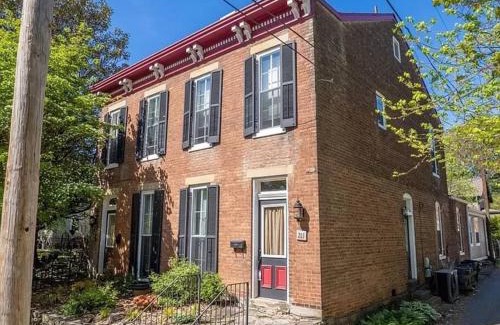 Madison Casa | "Madison Manor I" by the River, Hot Tub, Downtown