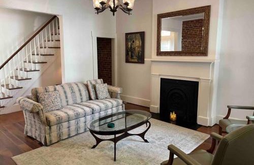 Madison Casa | "Madison Manor I" by the River, Hot Tub, Downtown