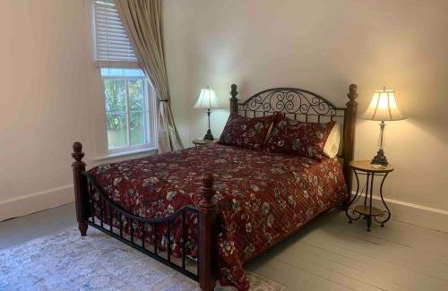 Madison Casa | "Madison Manor I" by the River, Hot Tub, Downtown