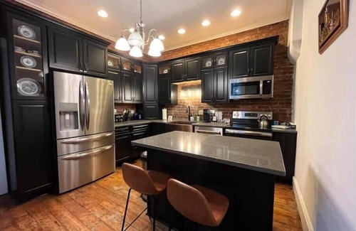 Madison Casa | "Madison Manor II" by The River: Regatta Special! Patio-Fire Pit, Grill, Hot Tub