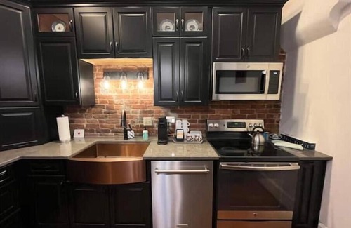 Madison Casa | "Madison Manor II" by The River: Regatta Special! Patio-Fire Pit, Grill, Hot Tub