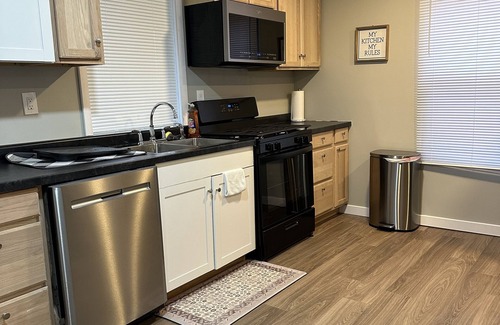 Peoria Casa | Madisons place, a newly remodeled duplex is 5 mins away from OSF and Carle hosp