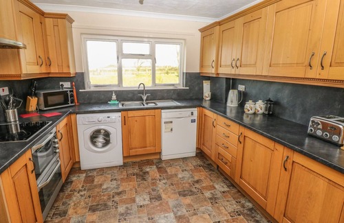 Haverfordwest Cabaña | MAERDY LODGE, ideal para familias, con un jardín en Solva, Ref 1007390