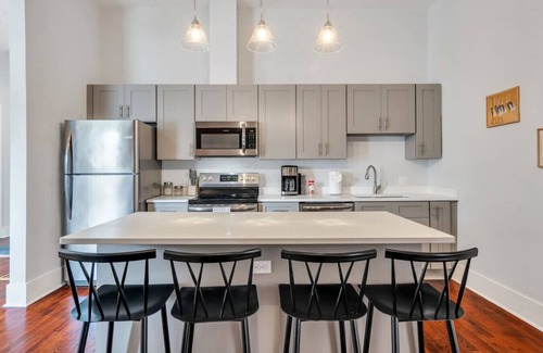 Faubourg Delachaise Apartamento | Magazine St. Retreat | Outdoor Balcony + Parking