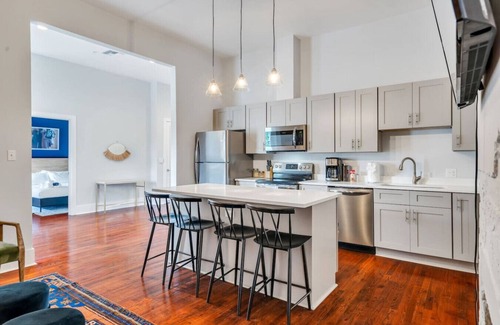 Faubourg Delachaise Apartamento | Magazine St. Retreat | Outdoor Balcony + Parking