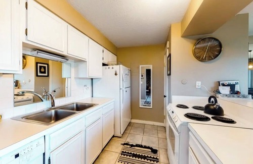 Dillon Condominio | Magestic Views of Lake Dillon & Amphitheater- on path, hot tub, pool