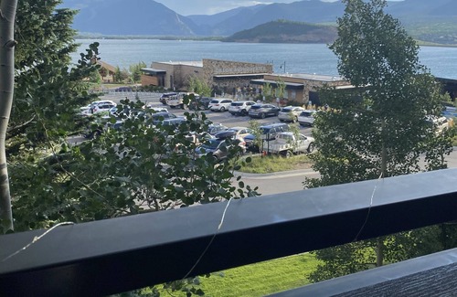 Dillon Condominio | Magestic Views of Lake Dillon & Amphitheater- on path, hot tub, pool
