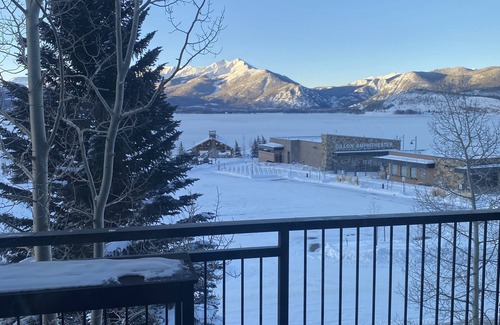 Dillon Condominio | Magestic Views of Lake Dillon & Amphitheater- on path, hot tub, pool