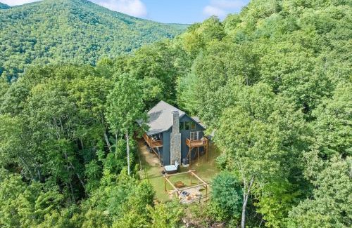 Maggie Valley Casa | Maggie Valley Cabin with Beautiful Mountain Views, HotTub, Pet Friendly, GameRoom, FirePlace