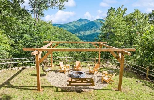 Maggie Valley Casa | Maggie Valley Cabin with Beautiful Mountain Views, HotTub, Pet Friendly, GameRoom, FirePlace