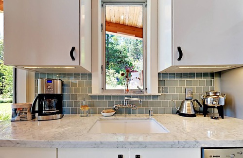 Cazadero Casa | Magic Madrone: Mid-Century Modern Home w/ Private Saltwater Hot Tub