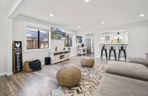Newhall Casa | Magic Mountain 4 Bedroom 3 Bath Escape Modern Home