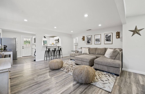 Newhall Casa | Magic Mountain 4 Bedroom 3 Bath Escape Modern Home