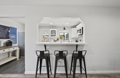 Newhall Casa | Magic Mountain 4 Bedroom 3 Bath Escape Modern Home