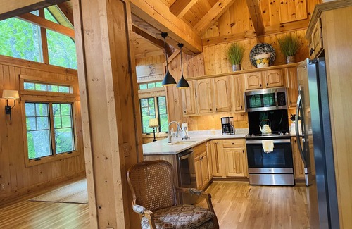 Cashiers Casa | ¡Magia en el lago Glenville! ¡Reserve para PRIMAVERA ahora en este paraíso frente al lago!