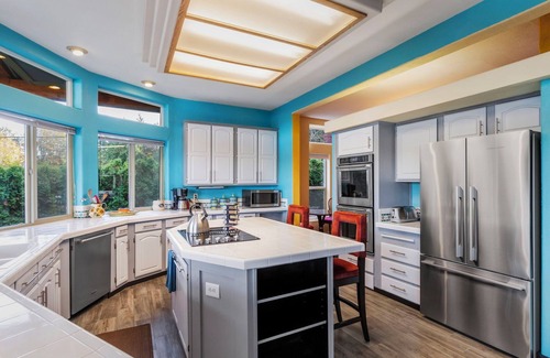 Kingston Casa | Breathtaking View at a Magical Waterfront Beach Getaway