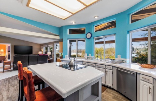 Kingston Casa | Breathtaking View at a Magical Waterfront Beach Getaway