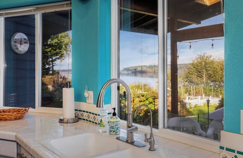 Kingston Casa | Breathtaking View at a Magical Waterfront Beach Getaway