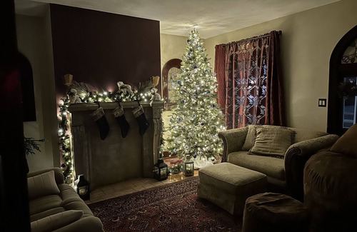 Altoona Casa | Magical Christmas Getaway!! Historical 3BR with Modern Amenities, Great Location