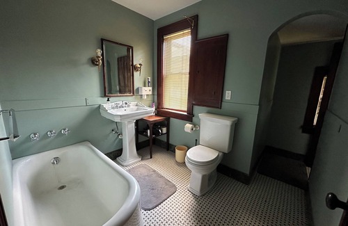 Altoona Casa | Magical Christmas Getaway!! Historical 3BR with Modern Amenities, Great Location