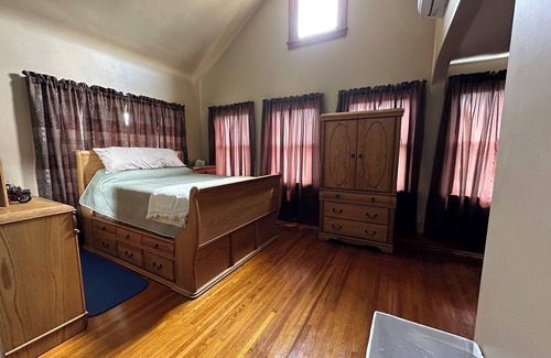 Altoona Casa | Magical Christmas Getaway!! Historical 3BR with Modern Amenities, Great Location