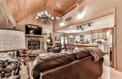 Ellijay Cabina | Magical Forest Lodge-HotTub-Pool Table-Fireplace-Creek