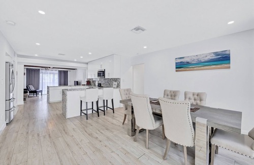 North Central Hollywood Casa | Magical Lakefront Pool Home close to Beach Hard Rock Guitar Hotel Airport