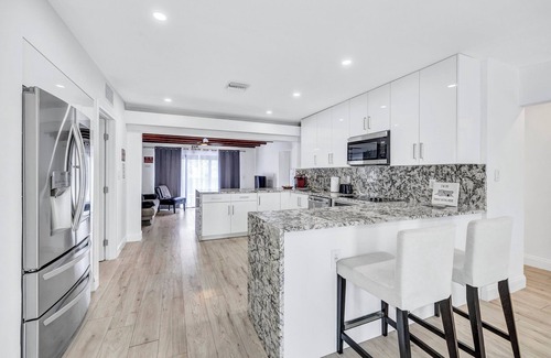 North Central Hollywood Casa | Magical Lakefront Pool Home close to Beach Hard Rock Guitar Hotel Airport